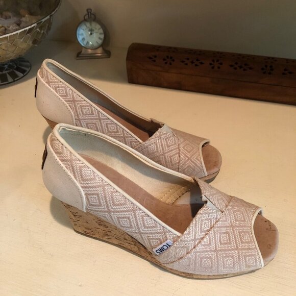 Women's TOMS Cream / Tan Canvas Open Toe Shoe Wedge Cork Heel Size 7.5 - Picture 11 of 12
